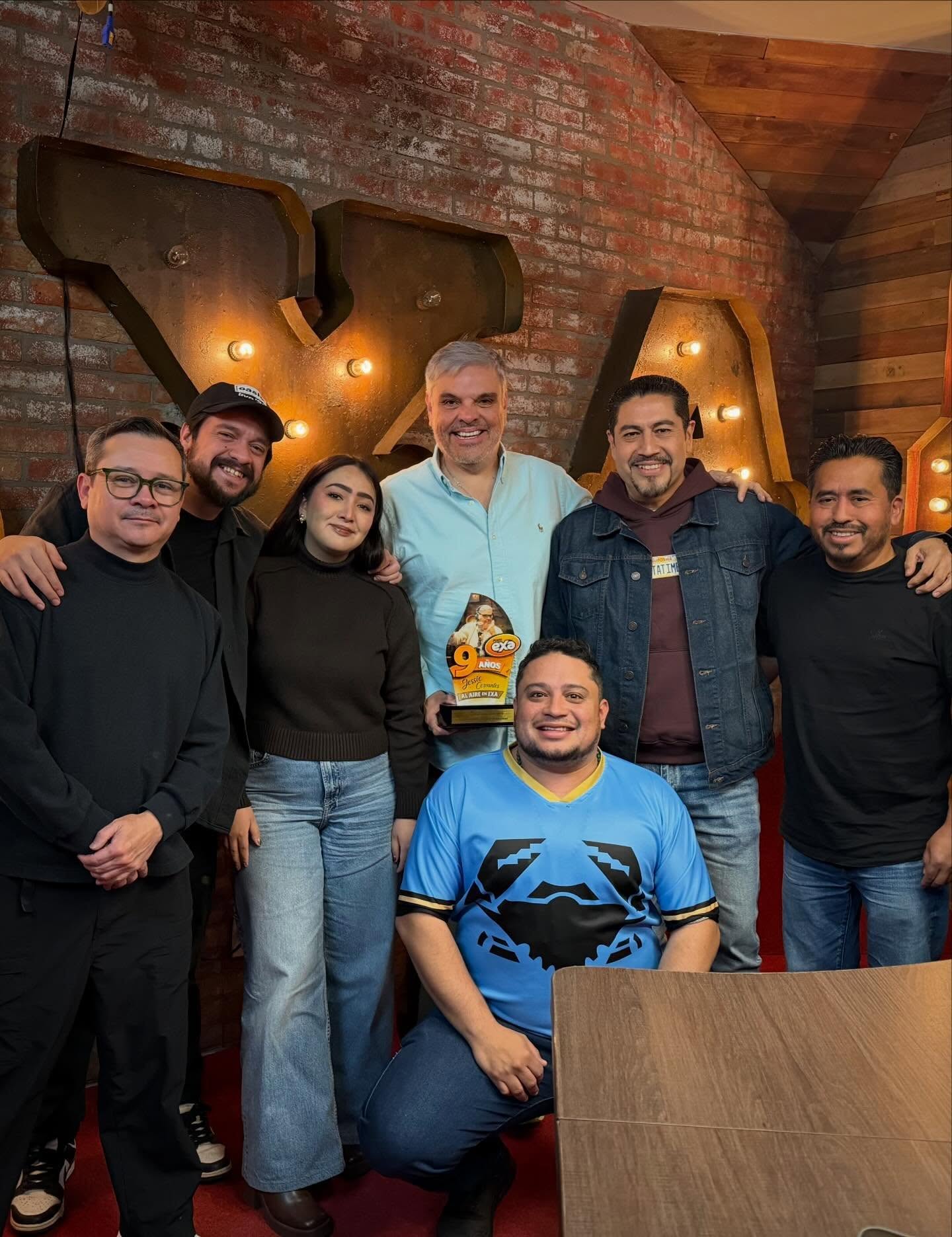 El equipo de Jessie en EXA celebrando 9 años al aire