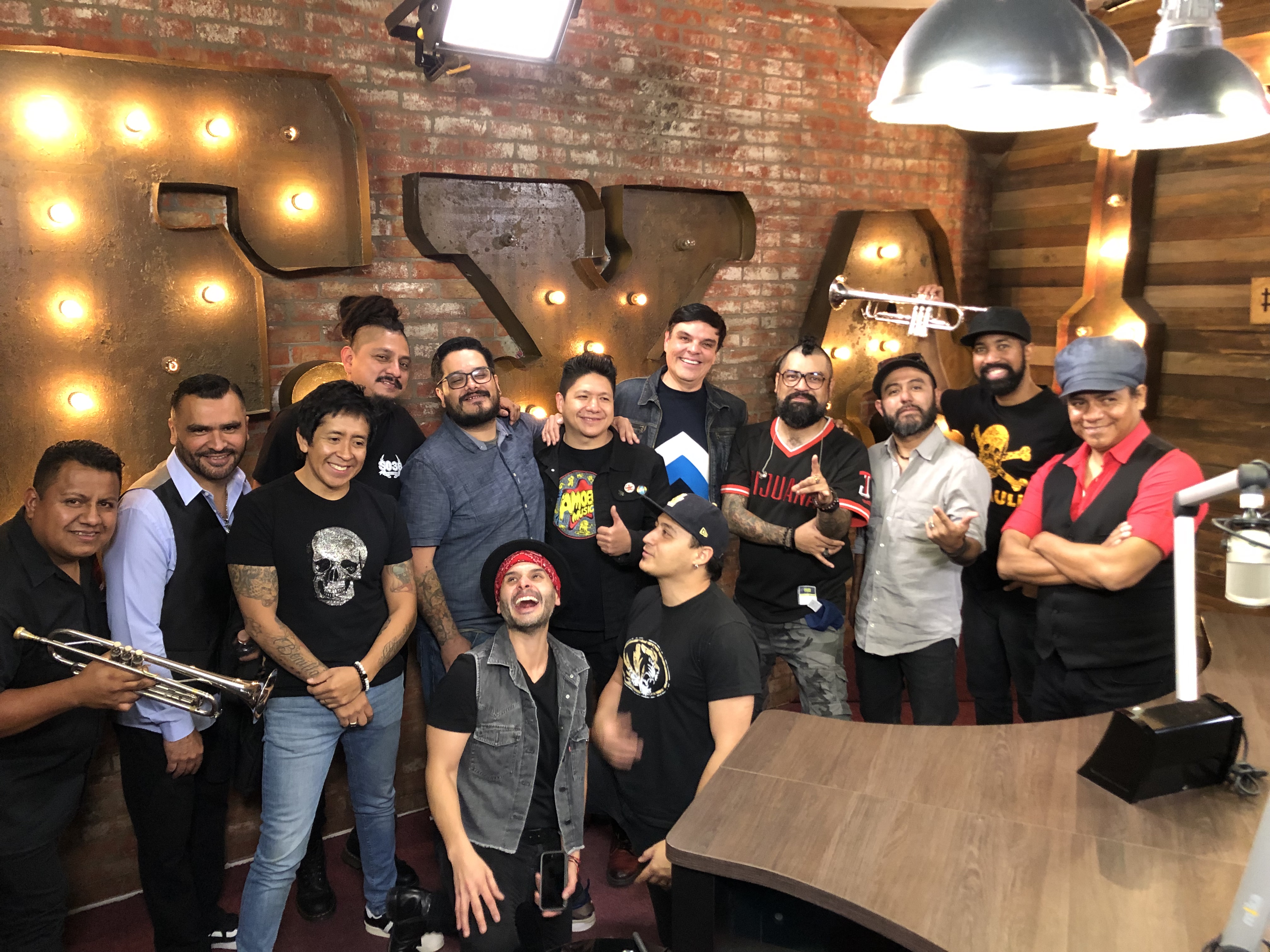 Jessie Cervantes con Panteón Rococó